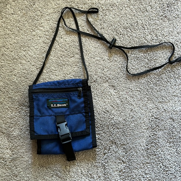 L.L. Bean Passport Wallet Traveler Pouch with Crossbody Strap and Belt Loops - Picture 2 of 9